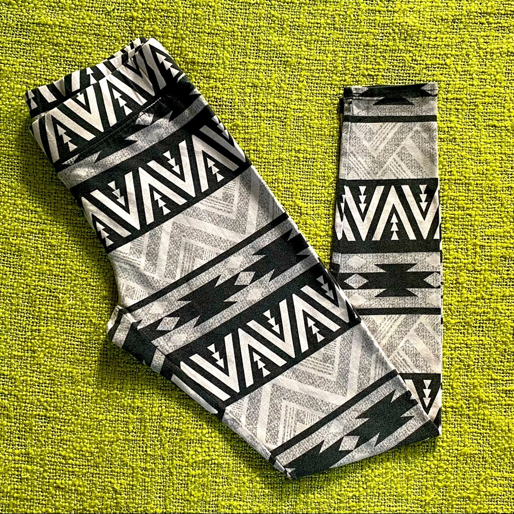 🐻 2/$25 • AEO | Tribal Print Hi-Rise Leggings